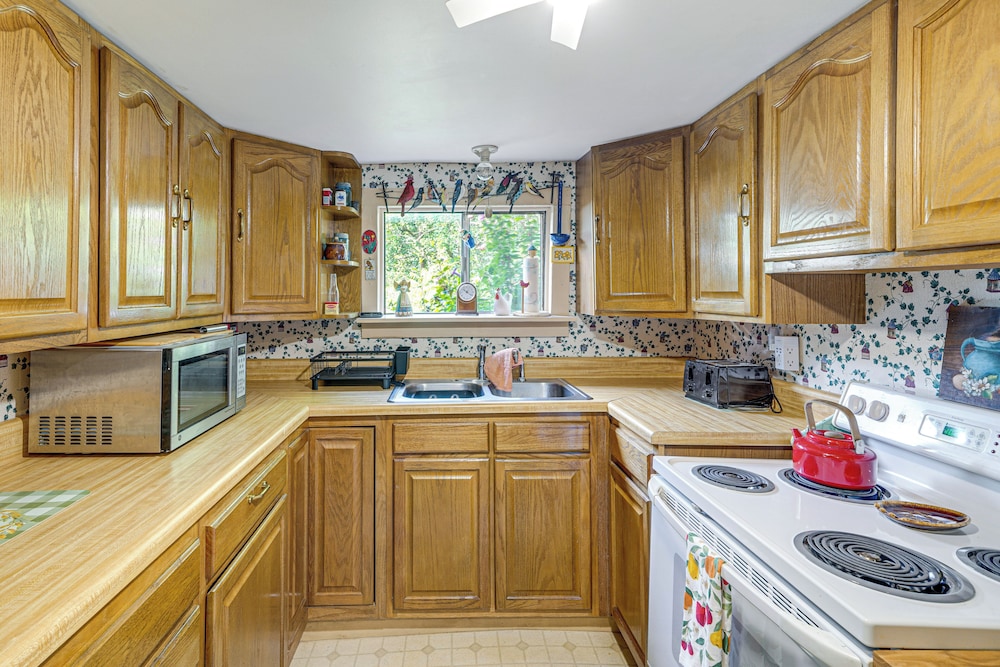 2 Mi to Hiking Trails: Cozy Fayetteville Cottage!