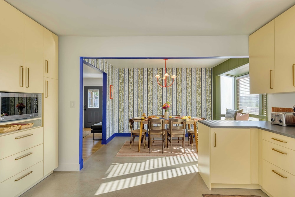 Walk to Beach & Shops Fireplace, Patio Dining & Firepit at Manzanita Ave