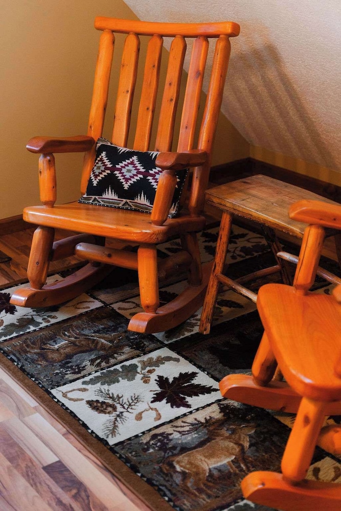 Cheerful Two Bdrm Cabin With Hot Tub & Pet Friendly
