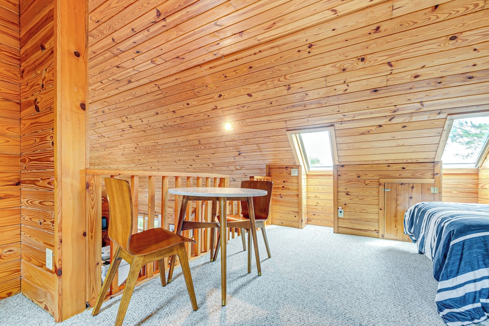 Hyco Lake Escape w/ Deck & Dock: Families Welcome!