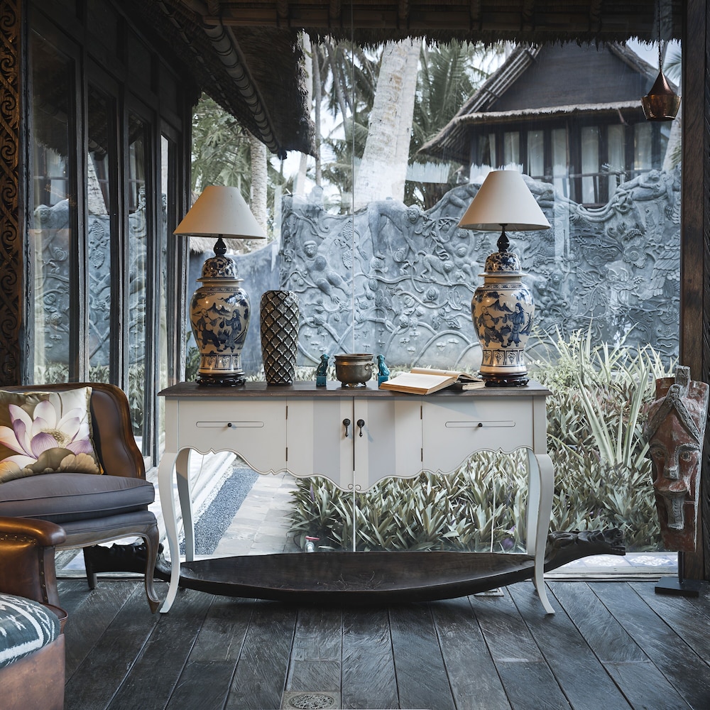 Absolute Beachfront Romantic Villa Laut