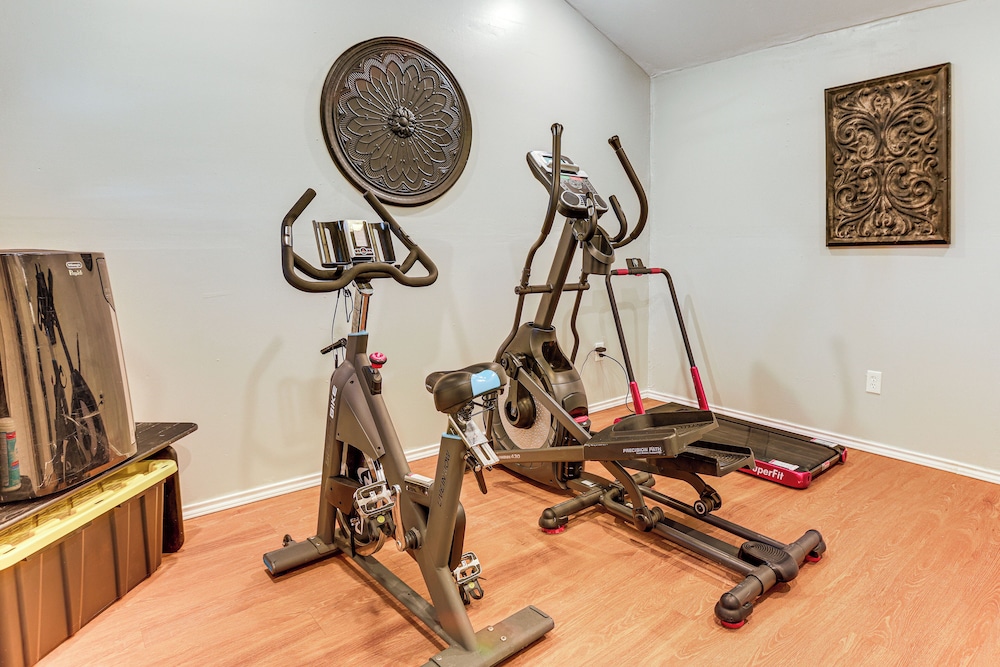 Solar-powered Home w/ & Game Room & Gym in Houston