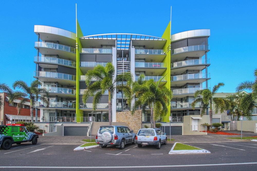 Luxury Cairns Stay with Pool and BBQ