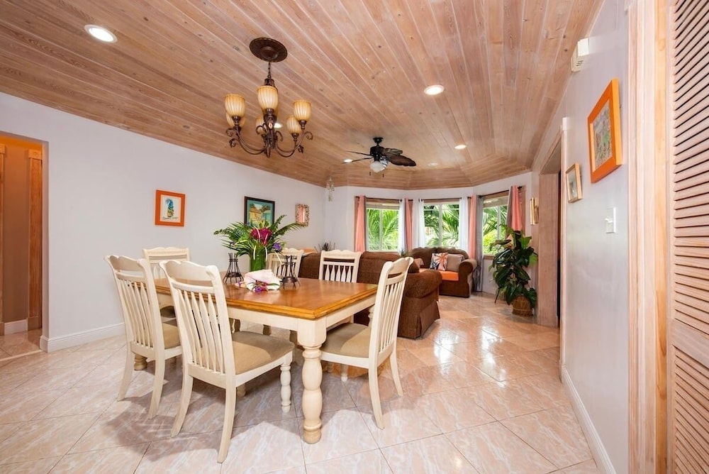 Chat N Chill - Top Floor Condo, Walk To Pink Sands Beach 2 Bedroom Townhouse