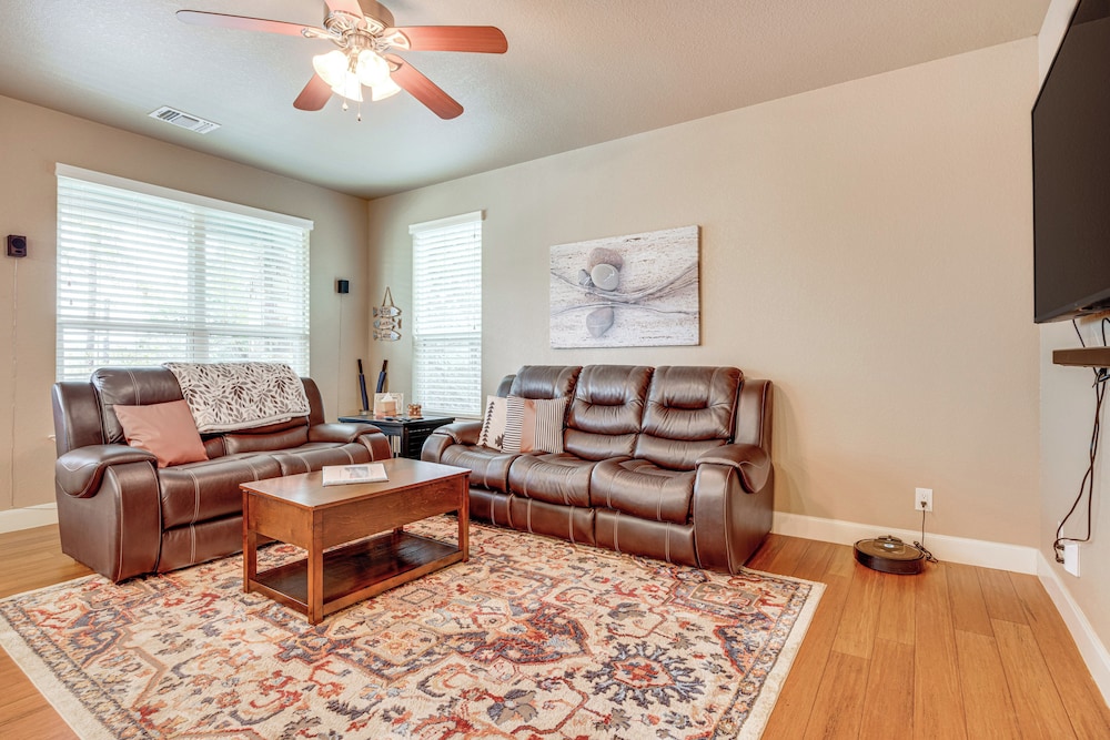 < 1 Mi to Comal Park: Peaceful Duplex w/ Yard!