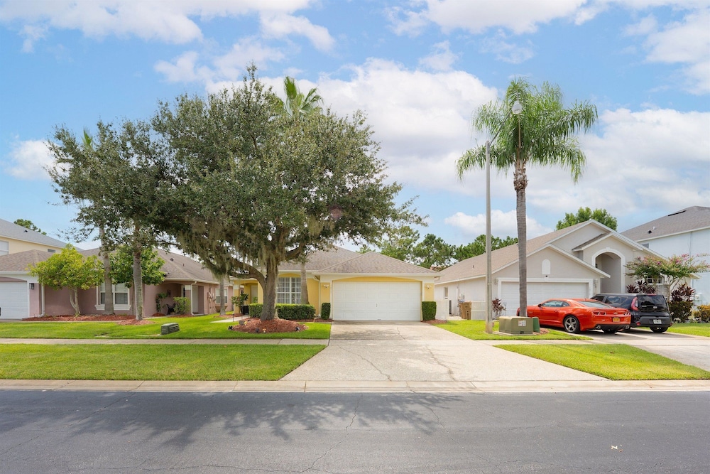 Carpet-free 4BR w/ Pool, 2 Master Bds, Near Disney