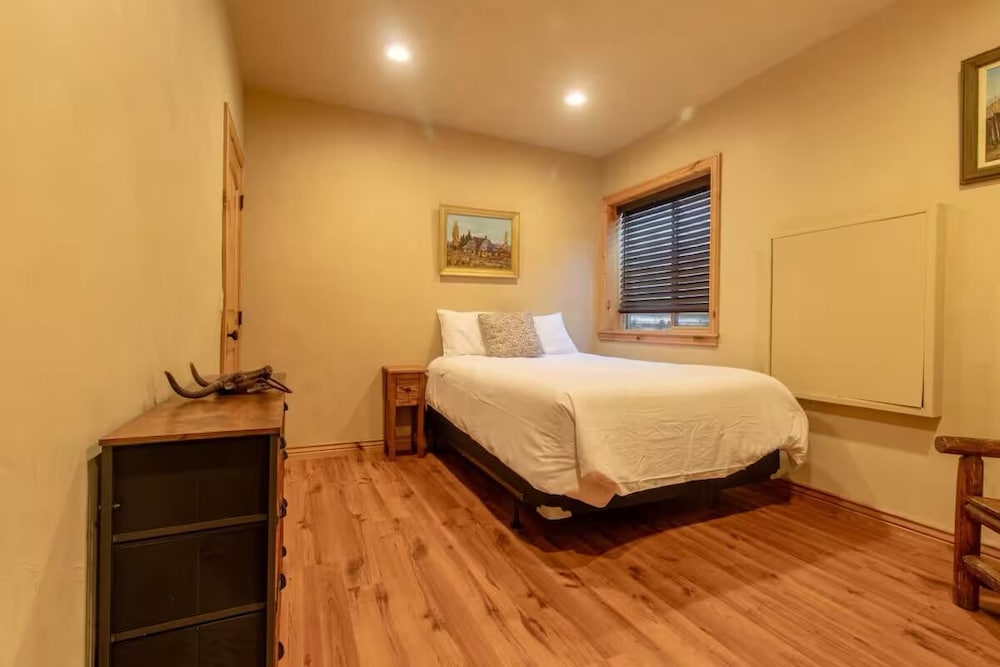 14 Guests 5BR 2BA Game room and Living