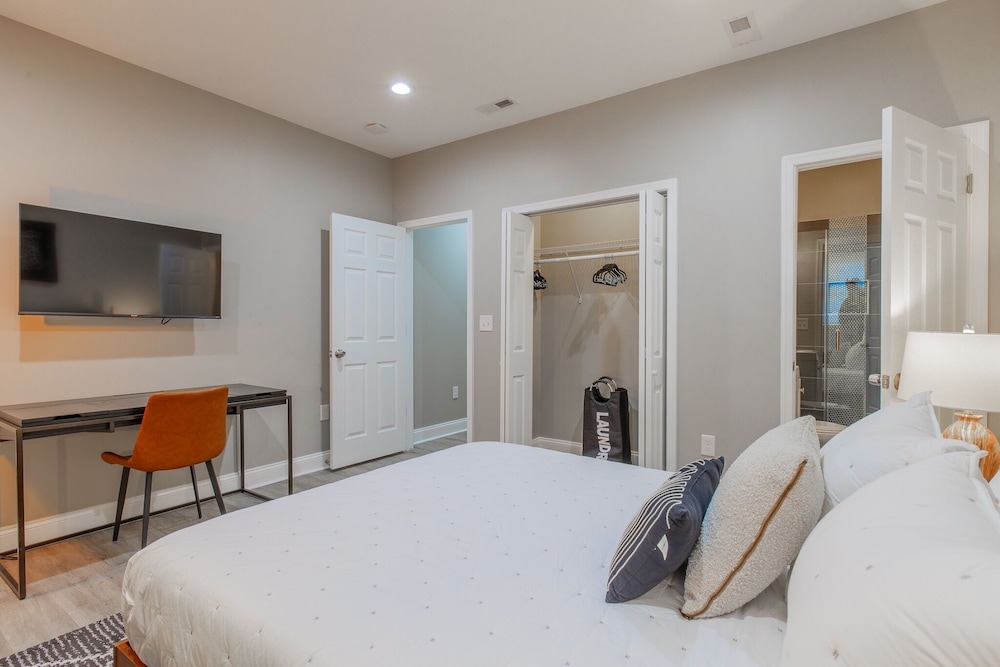 Baltimore's Home Away From Home 2 Bedroom Apts by Redawning - Property Image 19