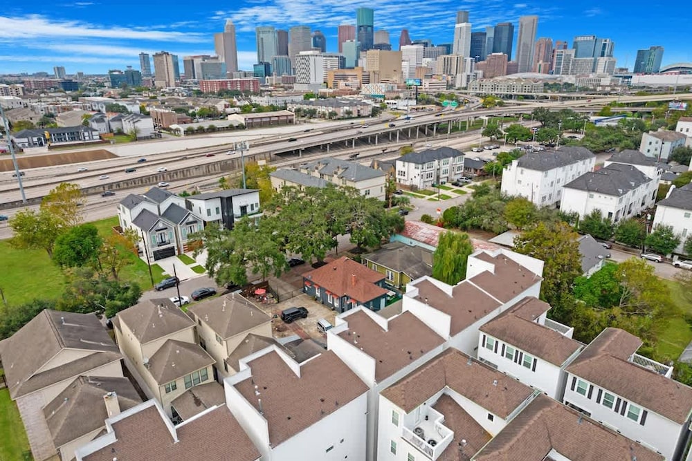 Luxurious 3 Bed3 Bath Near Downtown Houston