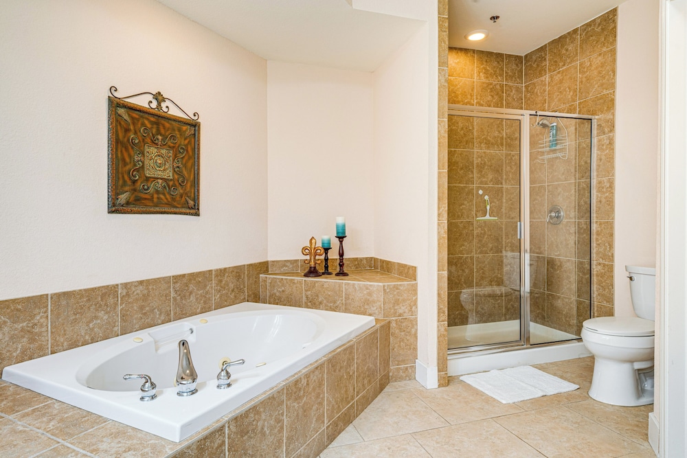 Community Perks: Scenic Lake Travis Getaway!