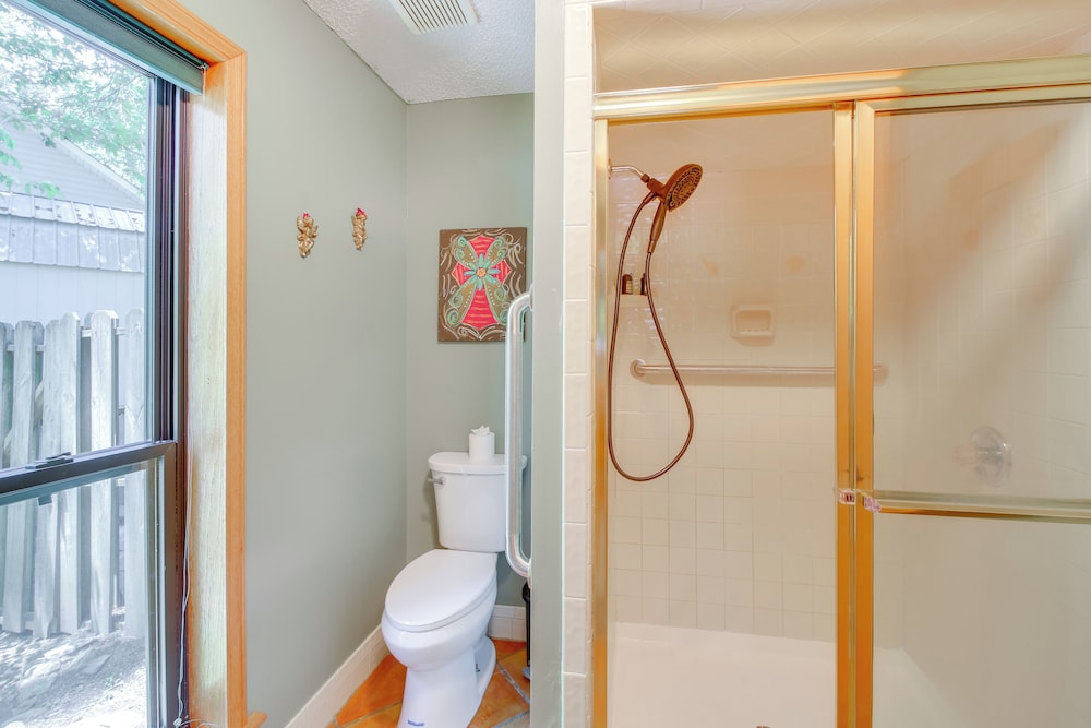 Secluded Lake Hamilton Access: Hot Springs Home