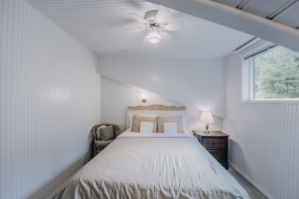 13sl - Hot Tub - Pets Ok - Wifi - Sleeps 8 2 Bedroom Home by RedAwning