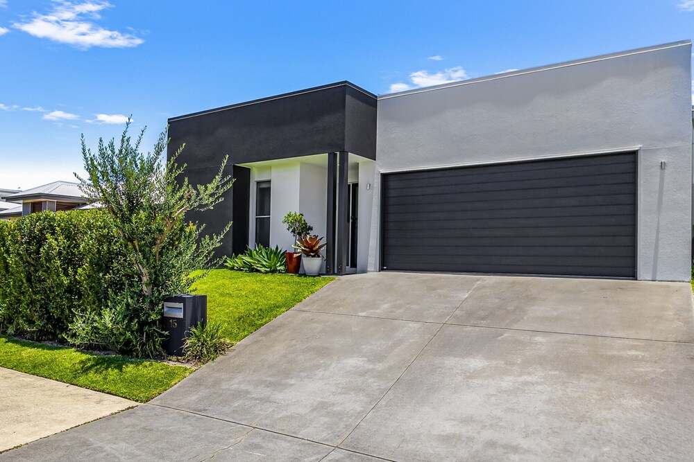 Premium 4-bed Coastal Escape With BBQ and Pool