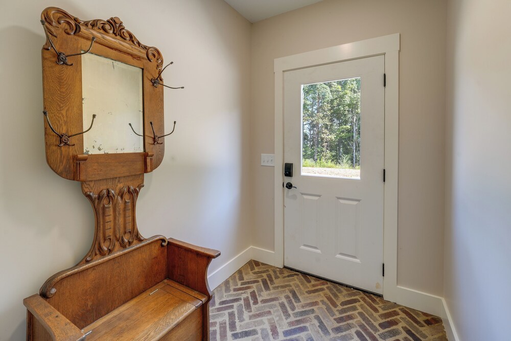 400 Acres on Lavender Mtn: Getaway w/ Hot Tub!