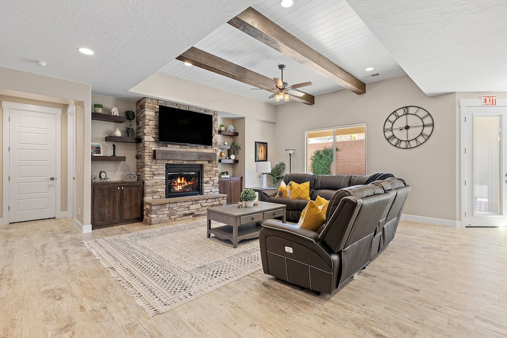 Hurricane Falls Pool, Hot Tub Plus Dog Friendly! 4 Bedroom Home