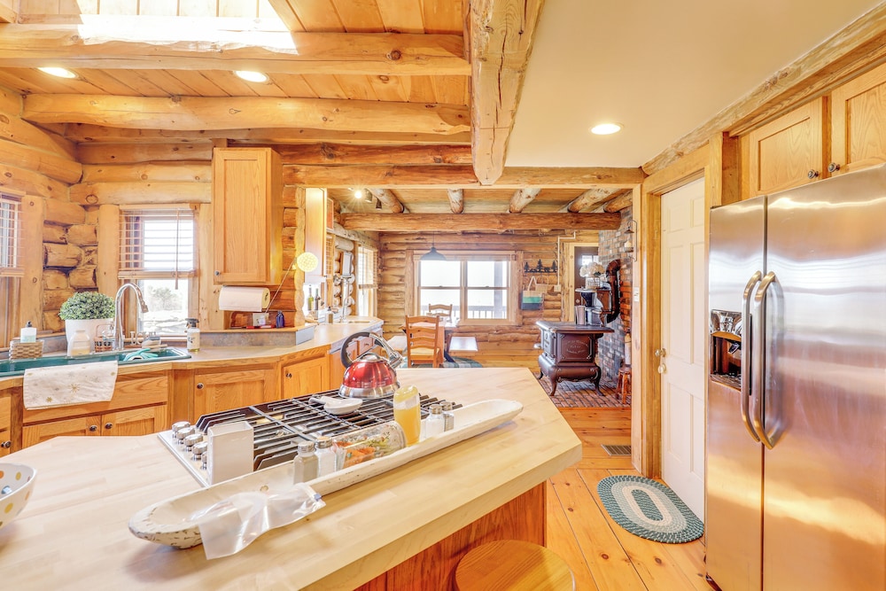 Near Trails, Lakes & Slopes: Cabin in Walpole!