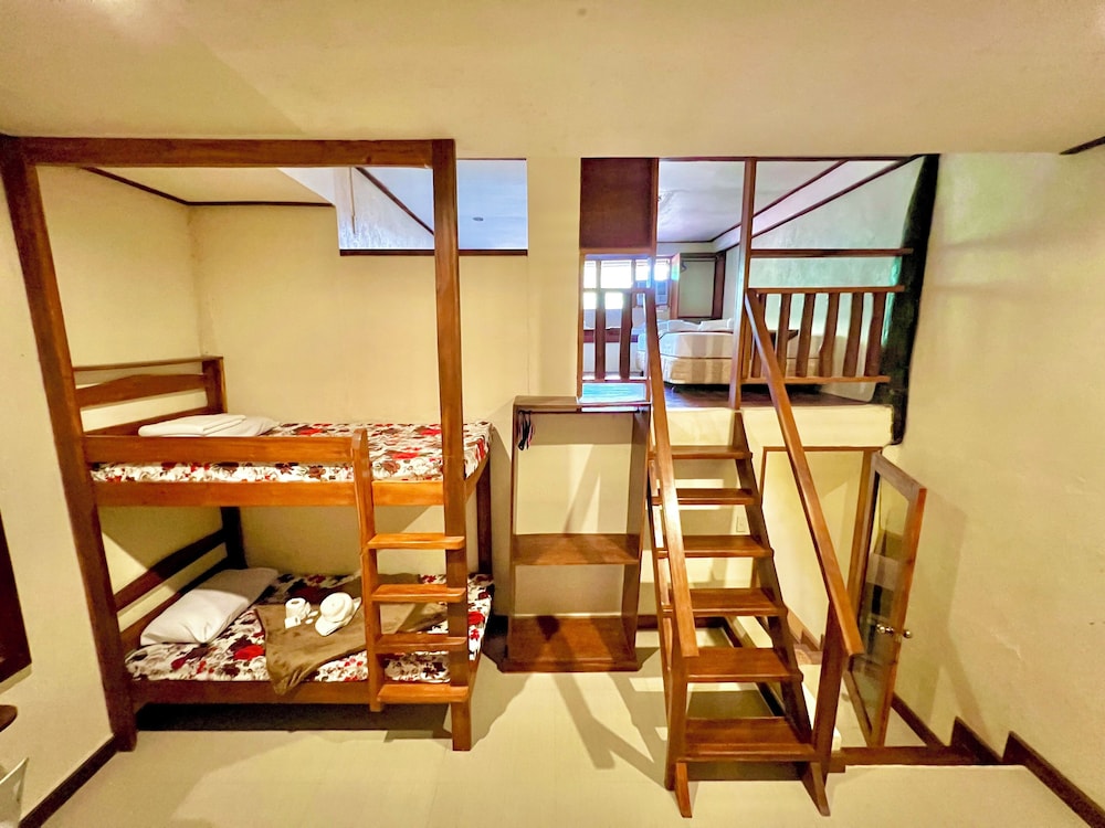 Novie's Tourist Inn