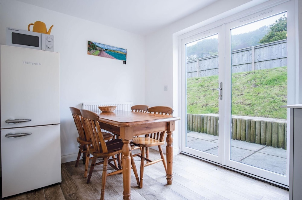 Yellow Cottage - 2 Bedroom Cottage - Dale