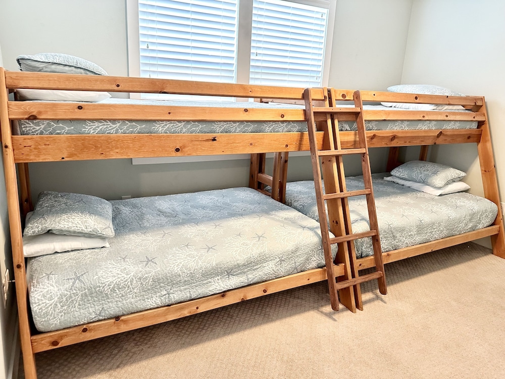 Camp David 4 Bedroom Cottage by RedAwning