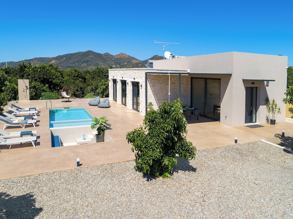 PanStel Luxury Villas - pools & jacuzzi