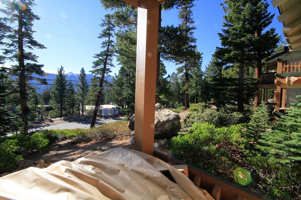 Hotel Discovery 4 - Image 1