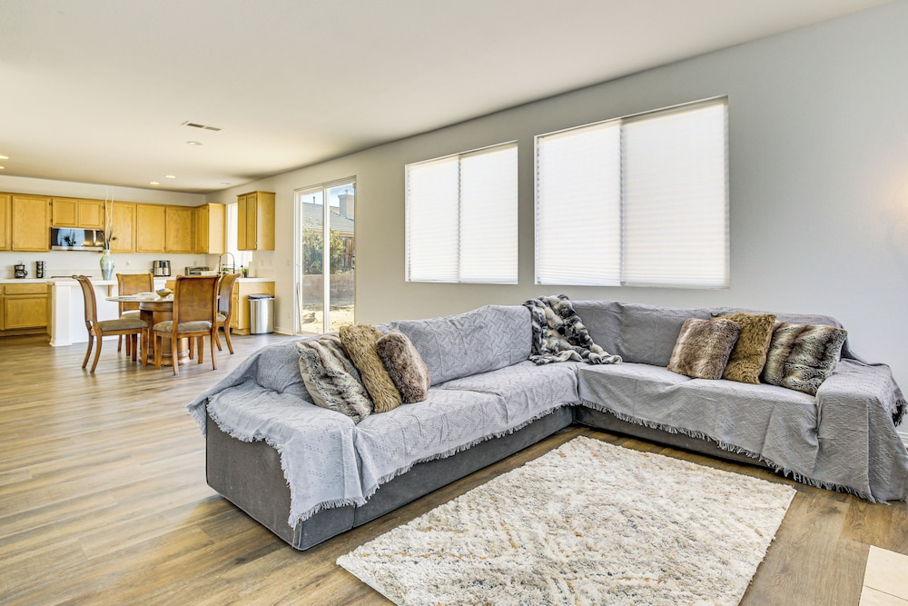 Pool Table & Charcoal Grill: Home in Victorville!