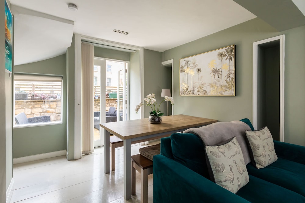 Stylish 4-bedroom Townhouse in the Heart of Bath