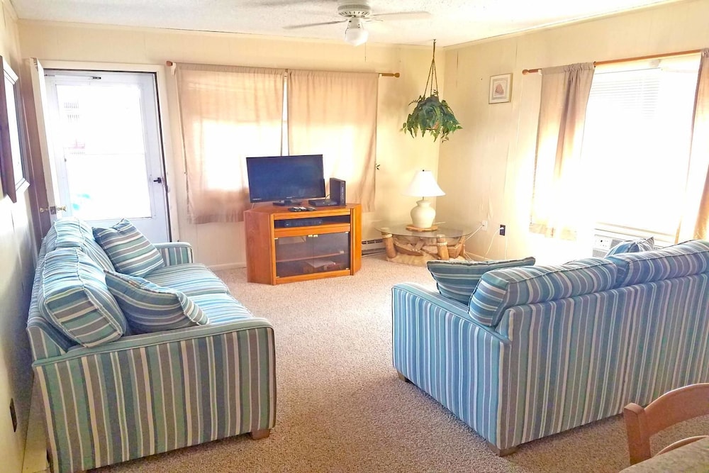 Severn I 208 3 Br condo by RedAwning