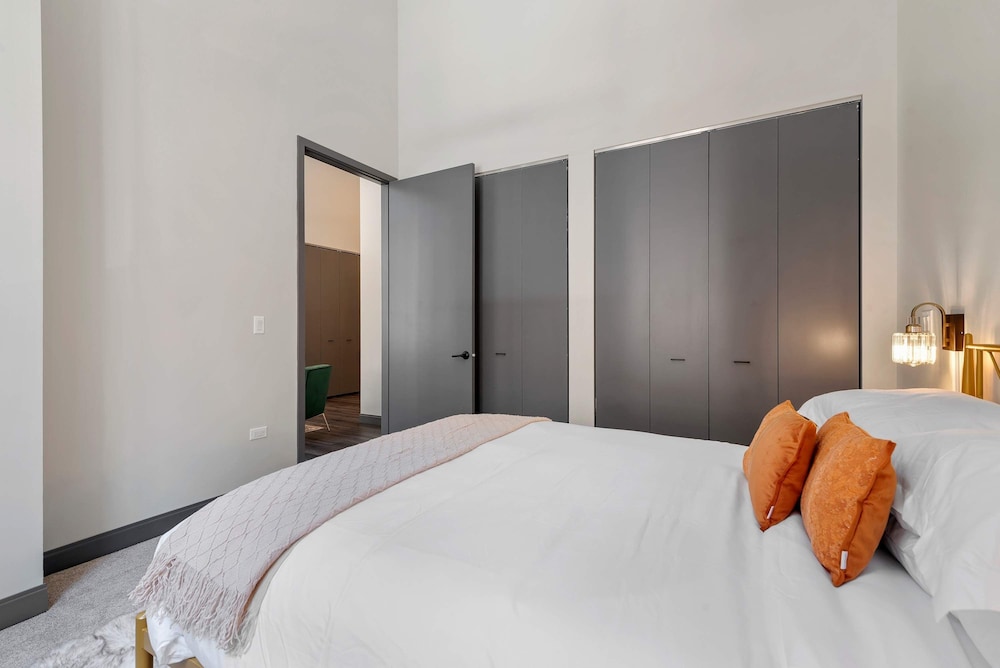 Downtown Charm 2BR Comfort Great Amenities