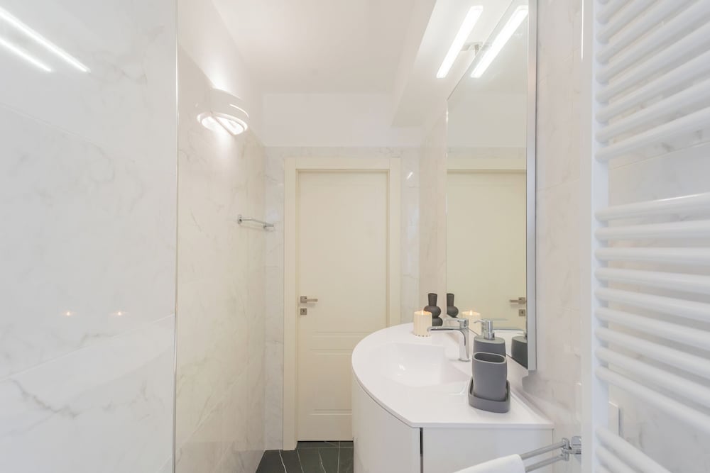 Lakeview Apartments by Rent all Como