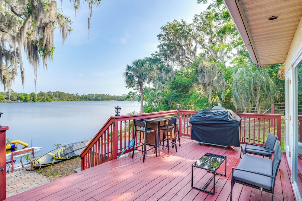 Fish, Swim & More: Lakefront Retreat in Ocklawaha!