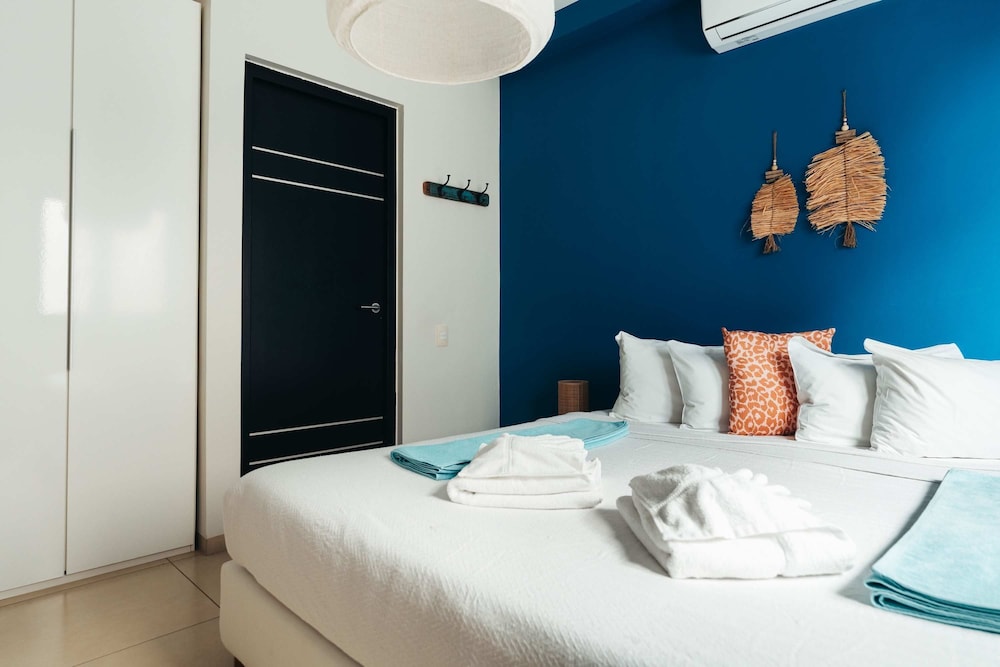 Seabreeze Retreat Stylish Blue Bay Residence