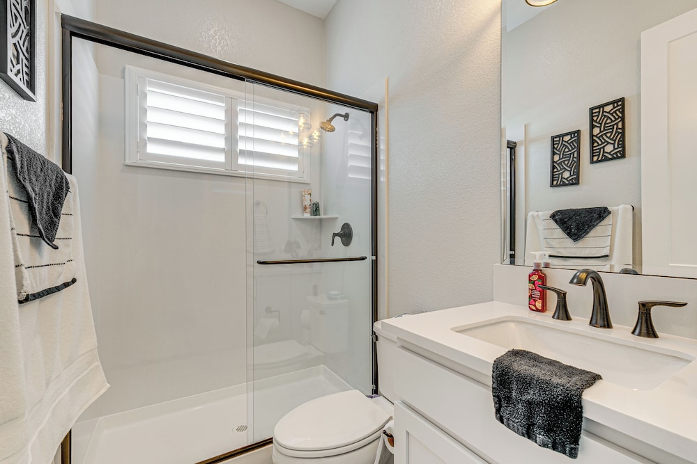 Fenced-in Yard: Apt 7 Mi to Westfield Galleria