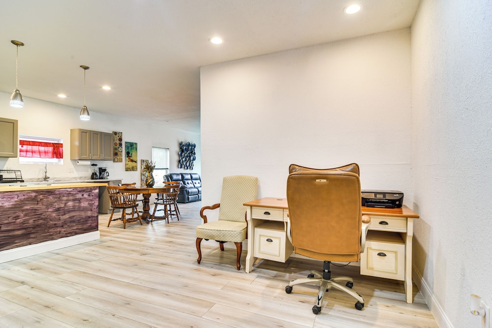 Close to Attractions: Tampa Retreat w/ Yard!