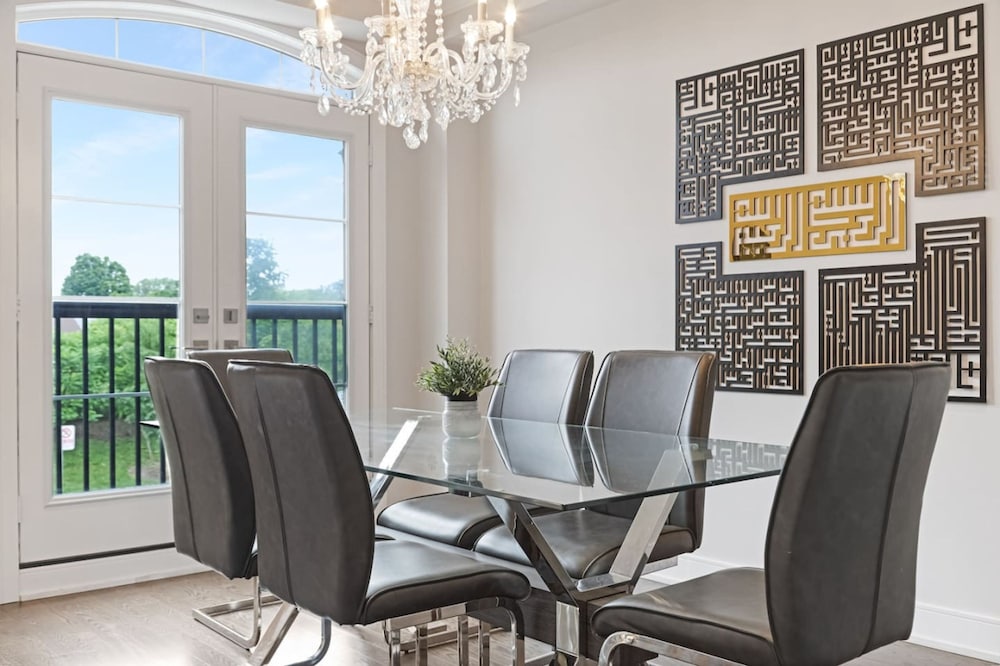 Family-friendly 3BR Mississauga Home w Parking