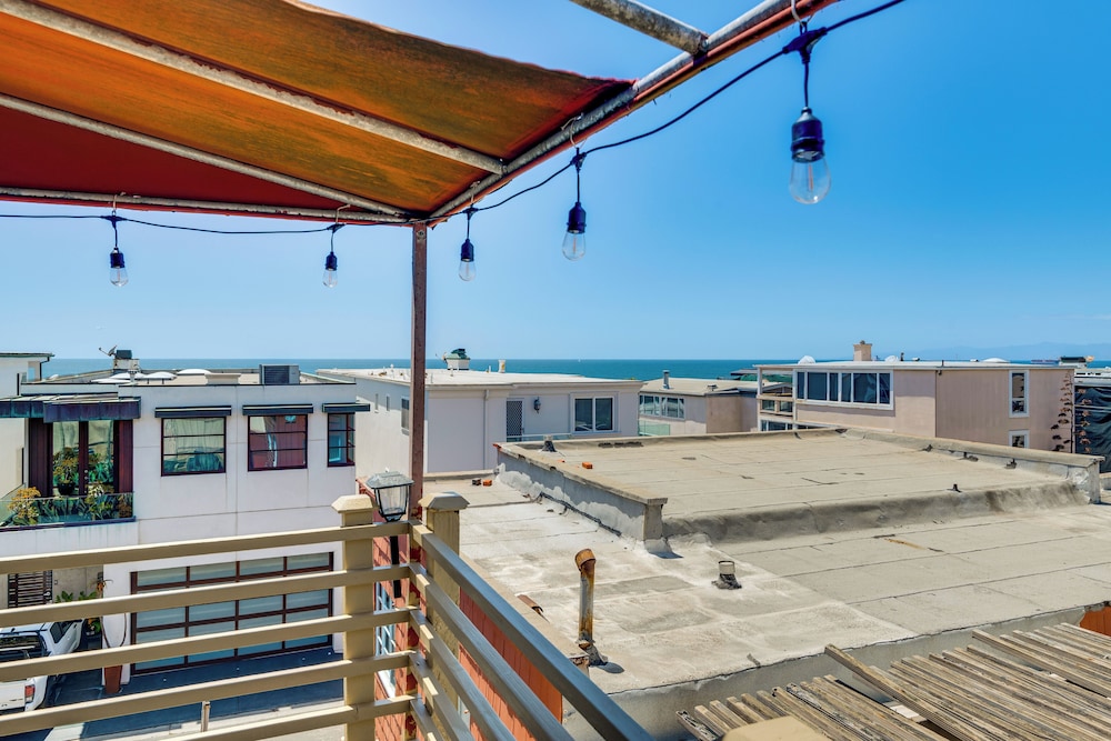 Walk to Ocean: Manhattan Beach Apt w/ Deck