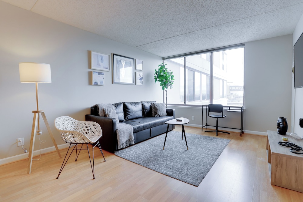 Spacious Apartment at Pentagon City