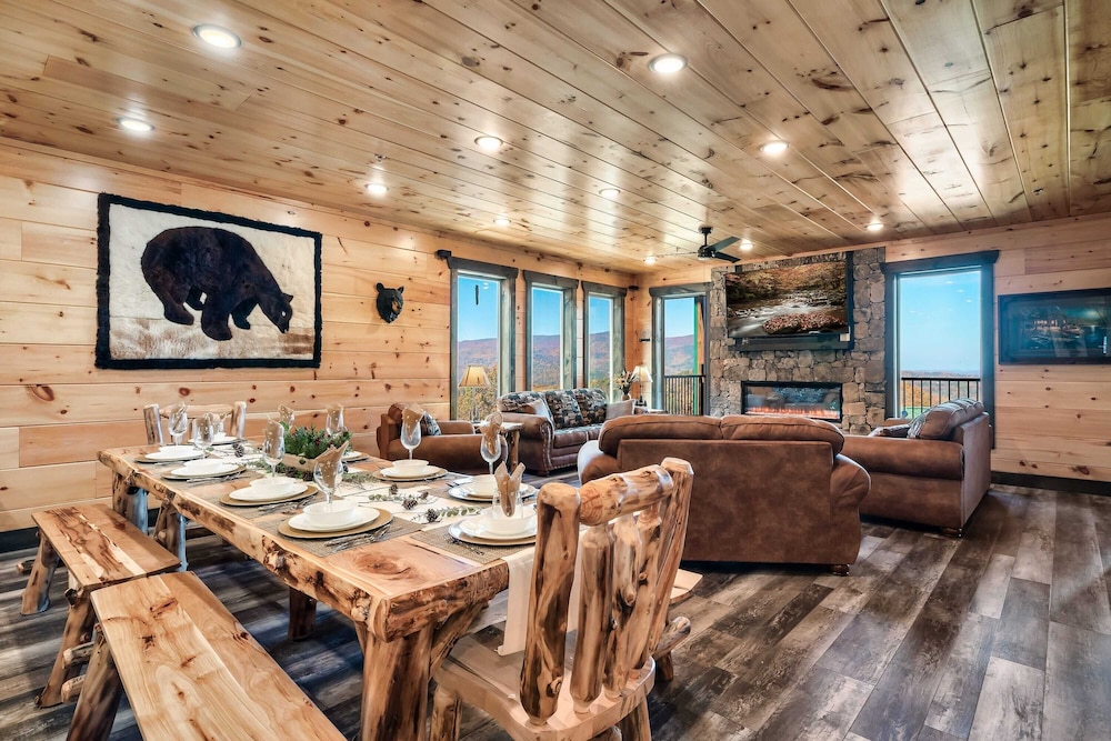 2 Homes Firefly Trail Way by Avantstay Sleeps 28, Indoor Pool + Hot Tub + Movie Theater & Game Room