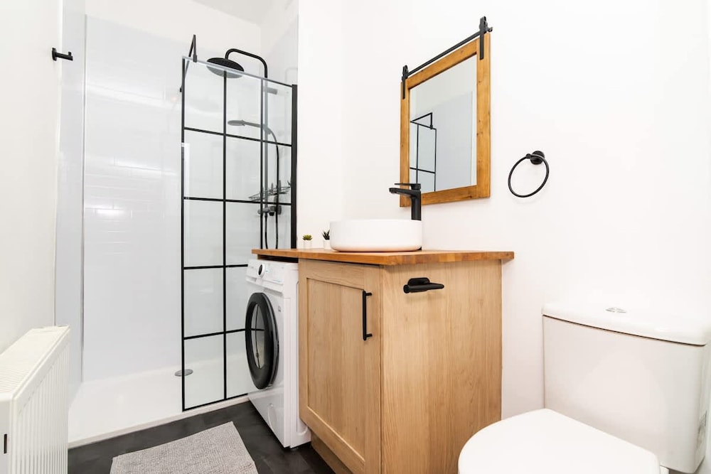 1 Bedroom Apartment-free Parking