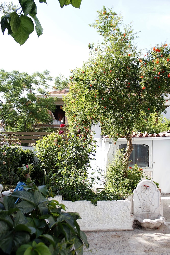 Relax in Elliniko Hidden Gem-vintage Bungalow With Garden and Hot Tub in an Iglo