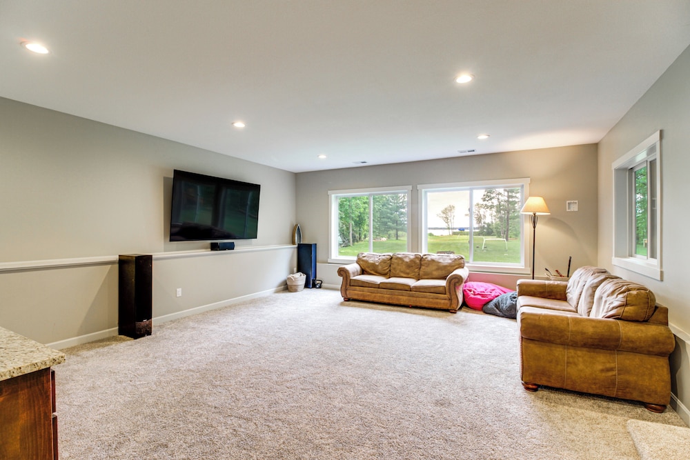 Hot Tub & Game Room: Lakefront Merrifield Retreat!