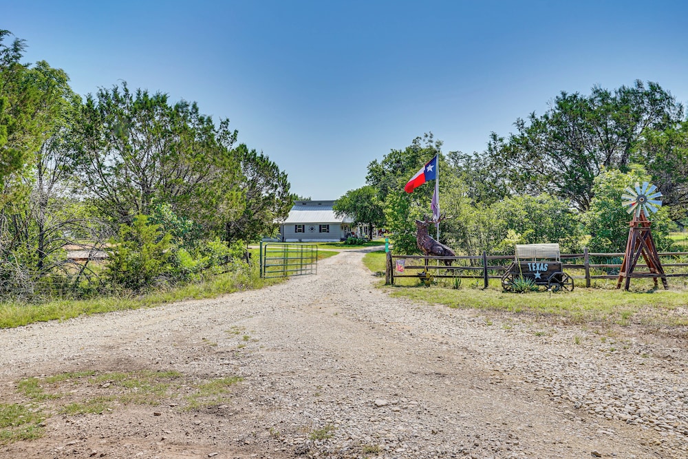 Recently Built Cabin w/ Pavilion in Granbury!