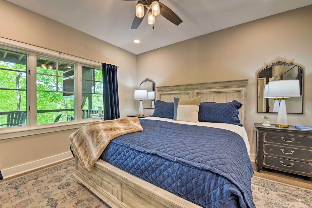 Trillium Home w/ Golf Course Views & Fireplaces! view 4