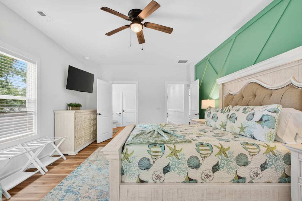 New Listing Luxury House 5 Min Walk to Beach