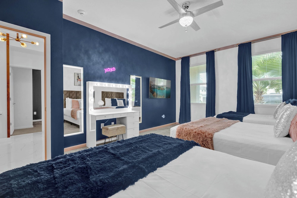 Upstay Epic 15br Mansion for Big Groups Near Parks