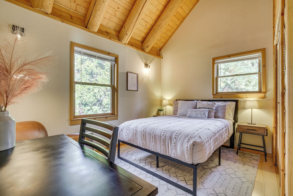 2 Mi to Lake Arrowhead Village: Pet-friendly Cabin