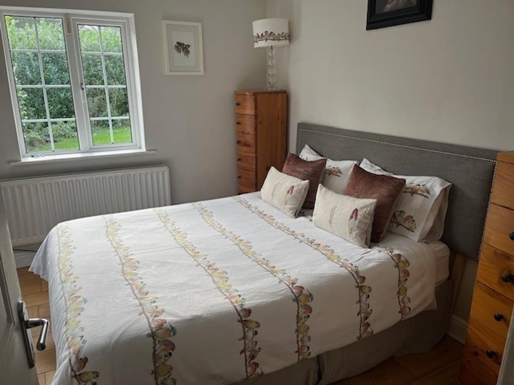 Spacious 5-bed House - Garden, Parking & Bbq