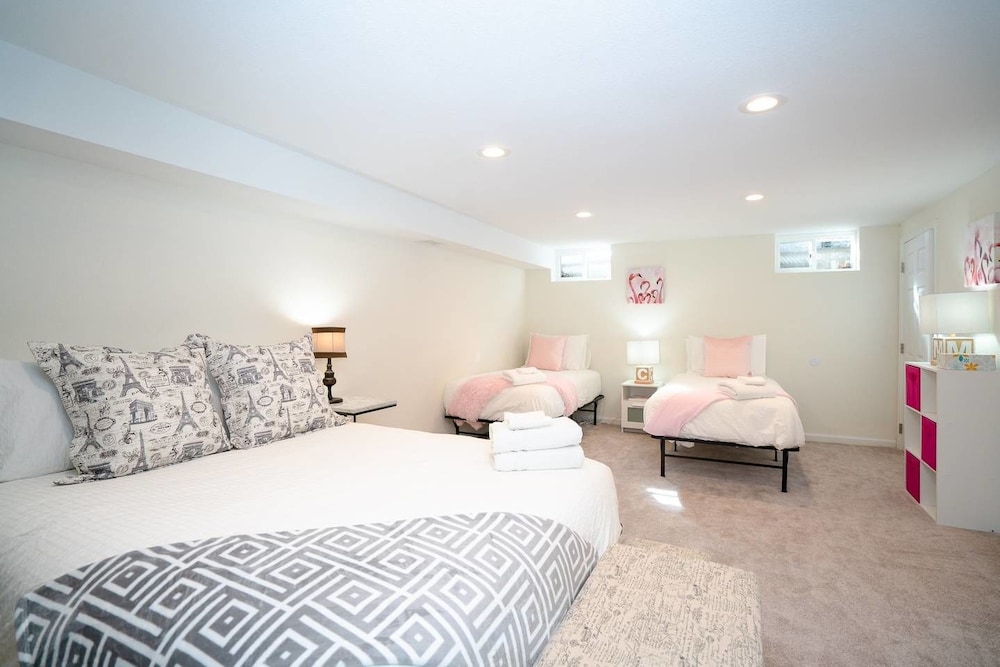 Denver Vacations - The Meadowlark Manor Spacious Backyard  Hot Tub - Property Image 5