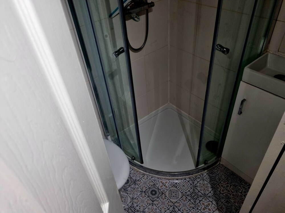 Charming 1-bed Studio Annex,parking,kitchen,wifi, photo 11