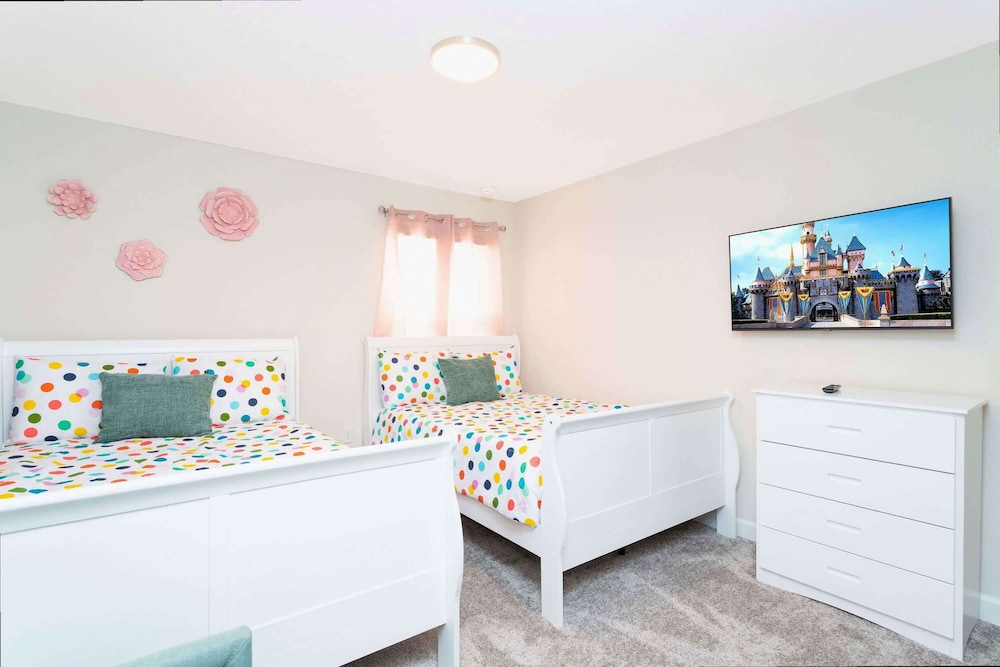 Stylish 4Bd w Lake View Pool Kids Themed Room